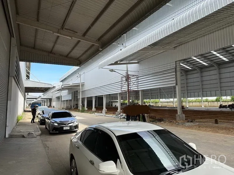 คลังสินค้า ให้เช่าในWang Noi, Phra Nakhon Si Ayutthaya - ทางสัญจรมีหลังคาระหว่างแถวโกดัง ประตูม้วนและที่จอดรถ