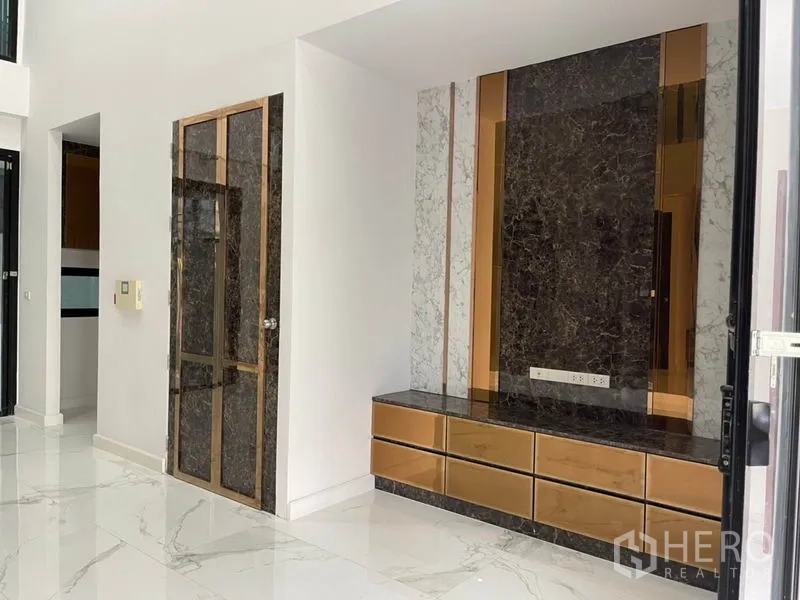 ทาวน์เฮาส์ ให้เช่าหรือขายในYan Nawa, Bangkok - ผนังทีวีบิวต์อินหินอ่อน พร้อมลิ้นชักโทนบรอนซ์และพื้นเงาสีขาว