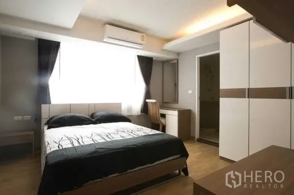 คอนโด ให้เช่าในKhlong Toei, Bangkok - ห้องนอนเตียงคู่ มีโต๊ะทำงาน ตู้เสื้อผ้า และห้องน้ำในตัว รับแสงธรรมชาติ