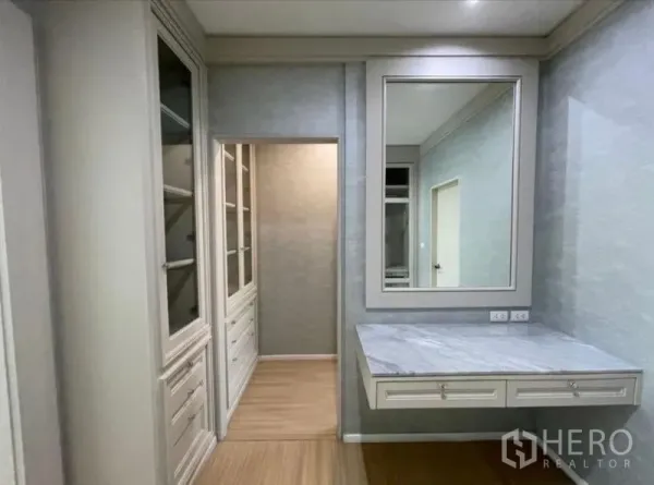 ทาวน์เฮาส์ ขาย - โซนแต่งตัวพร้อมโต๊ะเครื่องแป้งท็อปหินอ่อน กระจกบานใหญ่ และตู้เสื้อผ้าบานกระจก