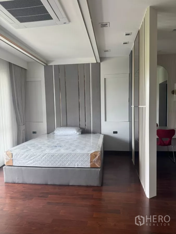 บ้าน ให้เช่าในLat Krabang, Bangkok - ห้องนอนกว้าง หัวเตียงตกแต่ง พื้นไม้ และแอร์ฝังฝ้า