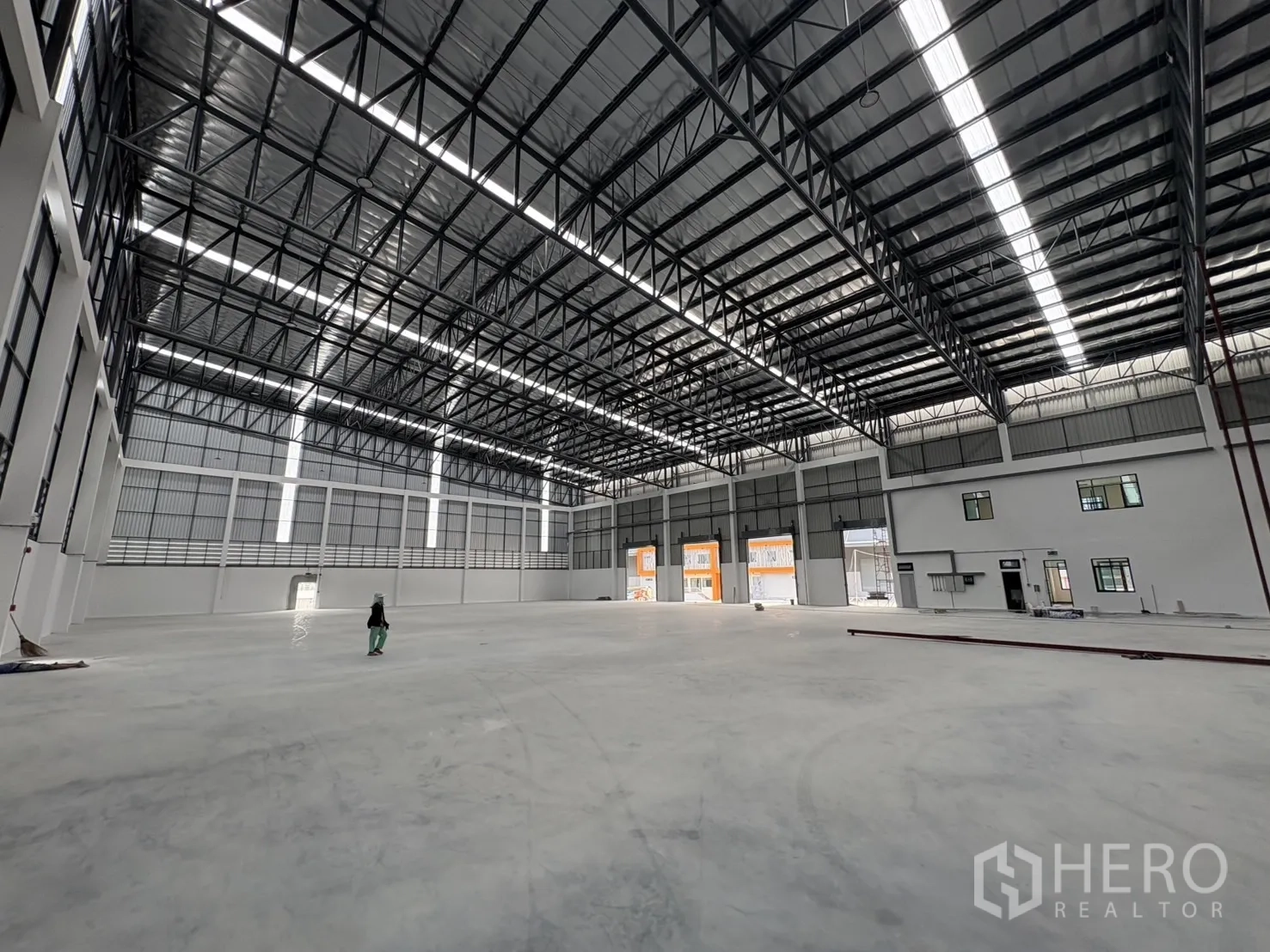 Factory for rent in Bang Pakong, Chachoengsao - Wide-angle view of the factory floor beneath a steel truss roof.