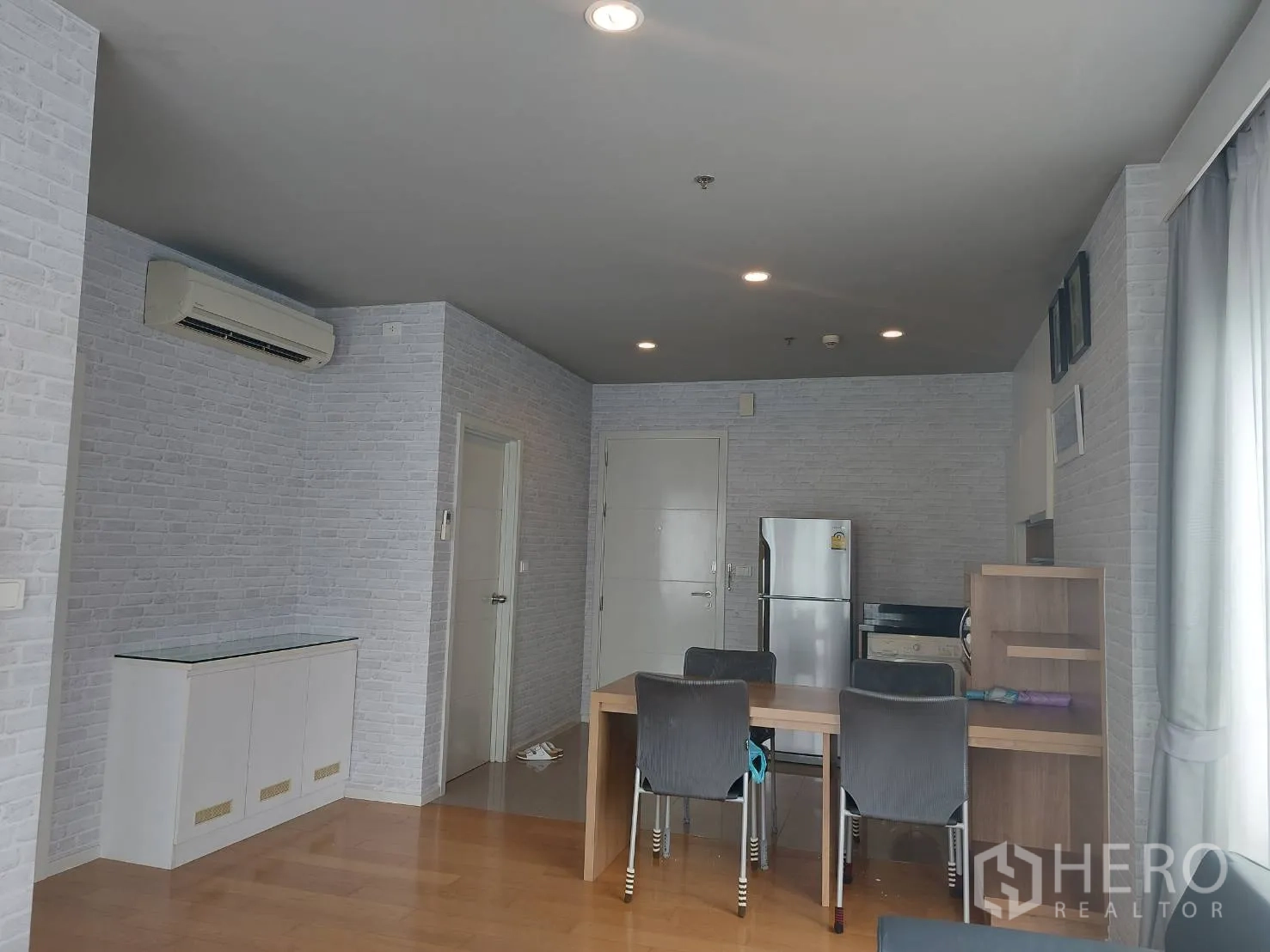 คอนโด ให้เช่าในWatthana, Bangkok - โซนรับประทานอาหารติดประตูทางเข้า ข้างครัวและหน้าต่างบานใหญ่