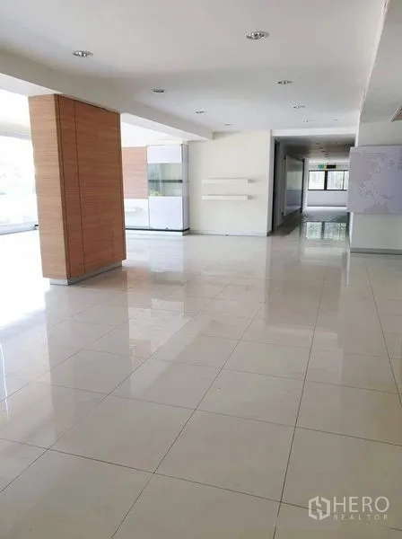 办公空间 出租在Suan Luang, Bangkok - 宽敞开放办公区，亮面瓷砖地面与内嵌墙板。