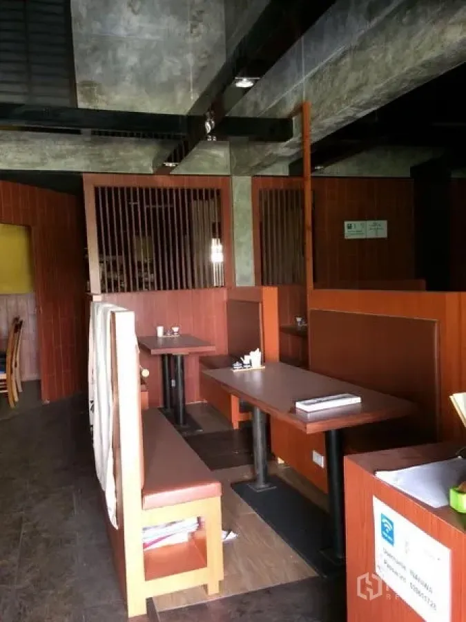 พื้นที่ขายปลีก ให้เช่าในKhlong Toei, Bangkok - บูธที่นั่งบิวท์อินพร้อมฉากกั้นไม้และเพดานปูนเปลือยภายในพื้นที่ค้าปลีก