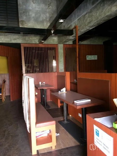 พื้นที่ขายปลีก ให้เช่าในKhlong Toei, Bangkok - บูธที่นั่งบิวท์อินพร้อมฉากกั้นไม้และเพดานปูนเปลือยภายในพื้นที่ค้าปลีก