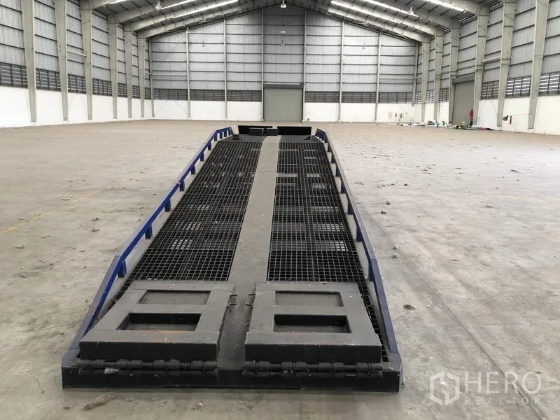 工厂 出租在Wang Noi, Phra Nakhon Si Ayutthaya - 可移动钢制装卸登车桥置于高挑屋顶下的仓库地面。