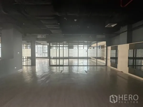 办公空间 出租在Bang Rak, Bangkok - 开阔工作区，落地玻璃隔断配磨砂条纹