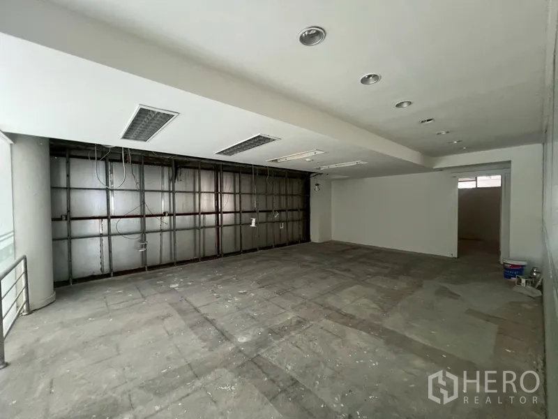 展厅 出租在Khlong Toei, Bangkok - 后勤房未完成装修，金属龙骨外露，便于定制。