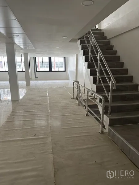 สำนักงาน ให้เช่าหรือขายในHuai Khwang, Bangkok - บันไดภายในราวสแตนเลสเชื่อมต่อหลายชั้นของอาคารสำนักงาน