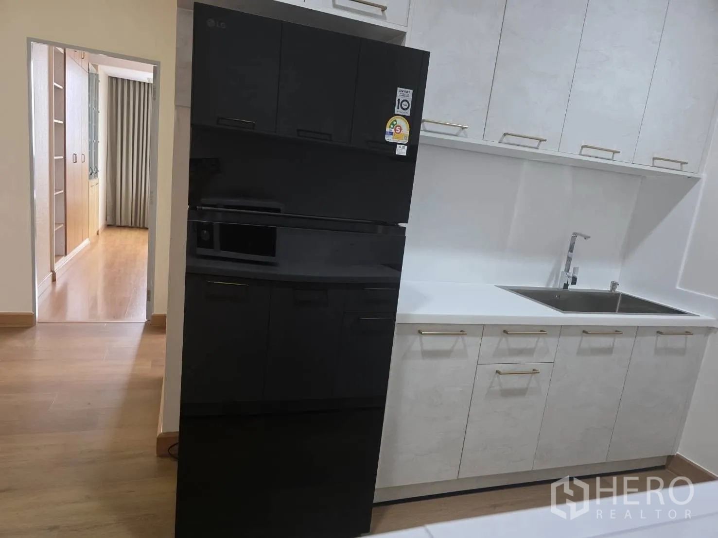 คอนโด ให้เช่าในKhlong Toei, Bangkok - ภาพระยะใกล้ของอ่างล้างจาน ตู้เก็บของ และตู้เย็นขนาดใหญ่