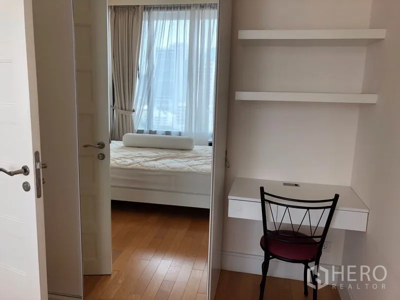 公寓 出租或出售在Khlong Toei, Bangkok - 紧凑书桌角，墙上搁板，门通向采光充足的卧室