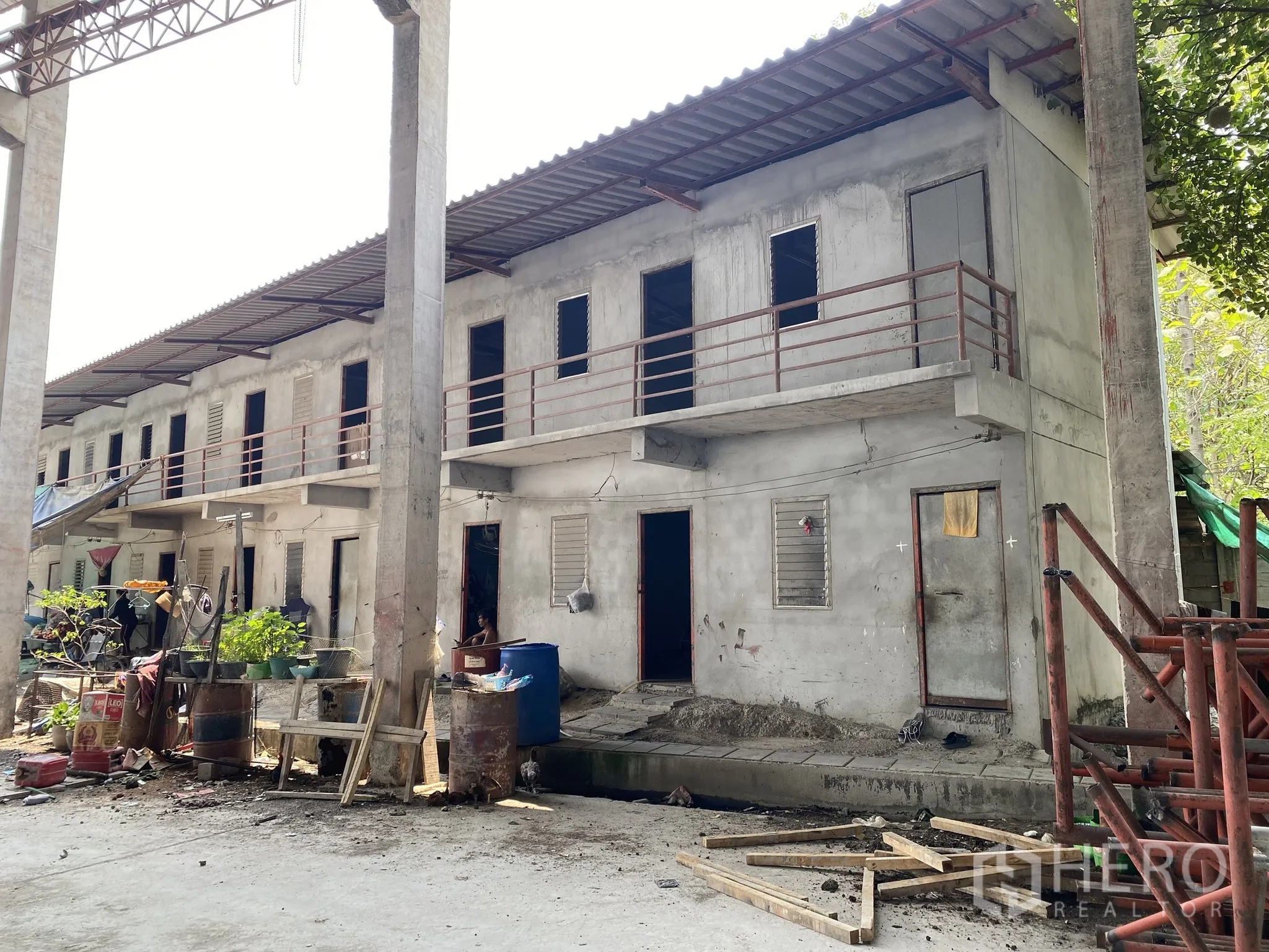 Factory for sale in Mueang Chon Buri, Chon Buri - Two-story worker dormitory block with balconies and open doorways.