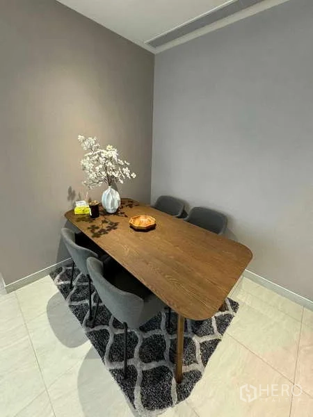 公寓 出租在Bang Rak, Bangkok - 用餐角，木质餐桌配四把软椅与地毯