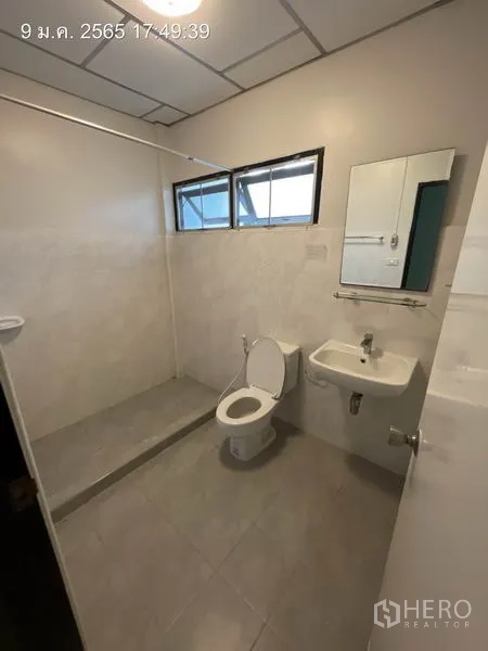 บ้าน ให้เช่าในKhlong Toei, Bangkok - ห้องน้ำสะอาด แยกโซนอาบน้ำแบบวอล์กอิน มีโถสุขภัณฑ์และอ่างล้างหน้า