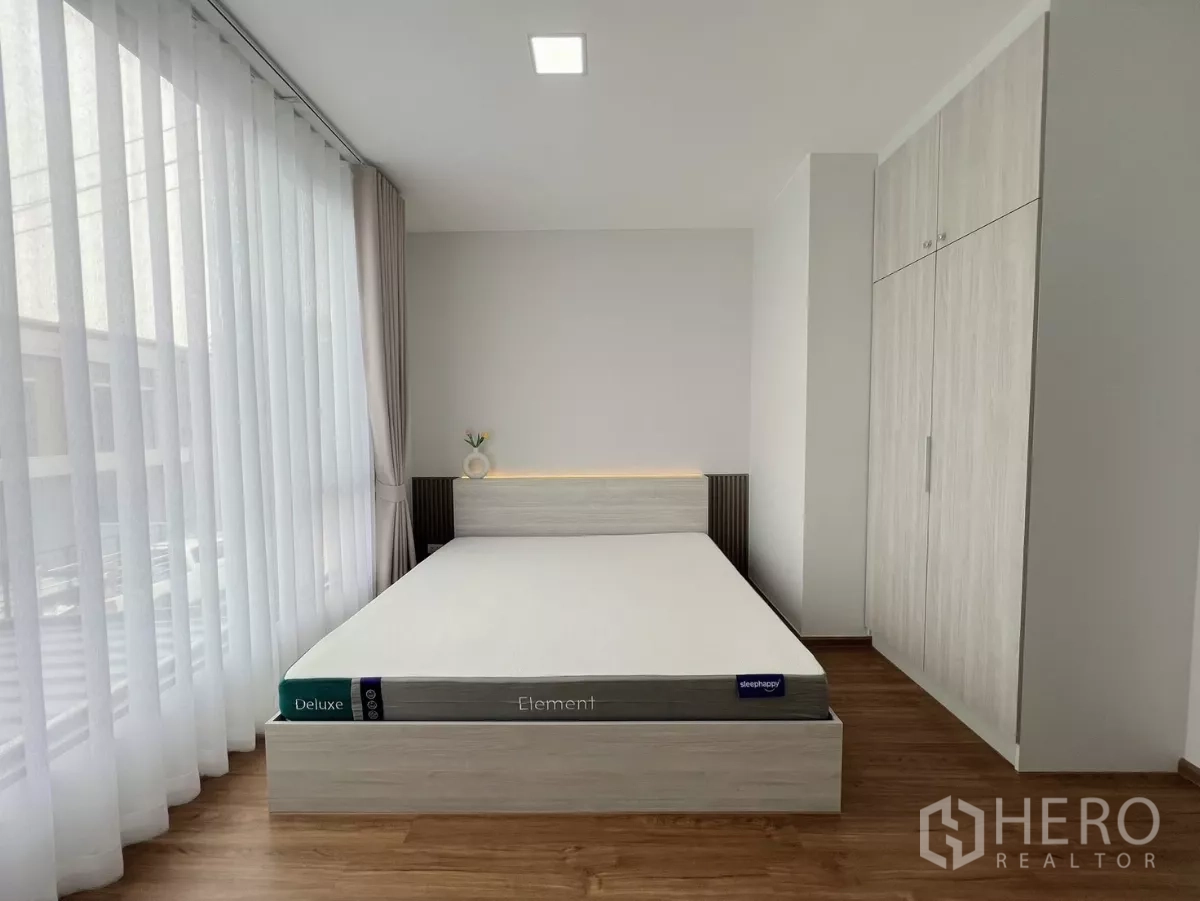 ทาวน์เฮาส์ ให้เช่าในBang Phli, Samut Prakan - ห้องนอนใหญ่ มีหน้าต่างบานกว้าง เตียงและตู้เสื้อผ้าบิลท์อิน