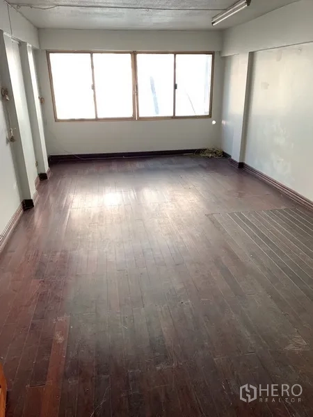 店屋 出租在Pathum Wan, Bangkok - 楼上房间铺深色木地板，设宽窗采光充足。