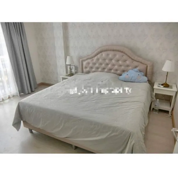 联排别墅 出租在Bang Kapi, Bangkok - 明亮卧室，软包床头、床头柜与纱帘。