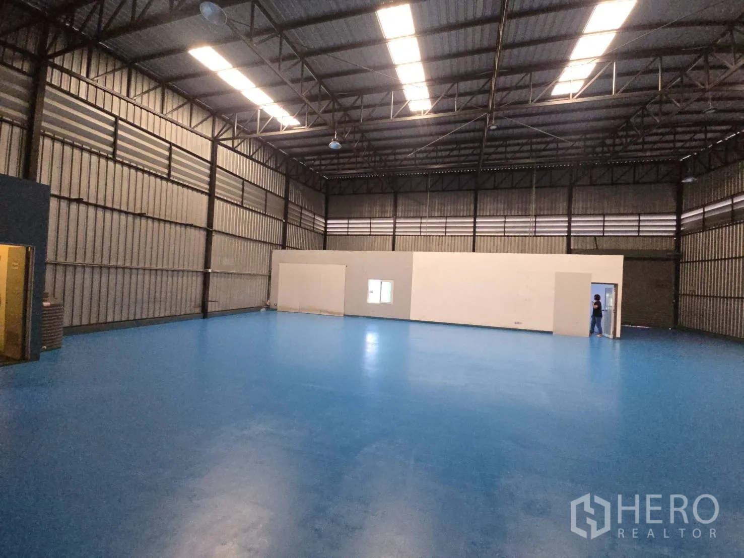 โกดัง for rent in Bang Phli, Samut Prakan - พื้นโกดังกว้างพร้อมผนังกั้นยาวสำหรับทำออฟฟิศหรือเก็บของ