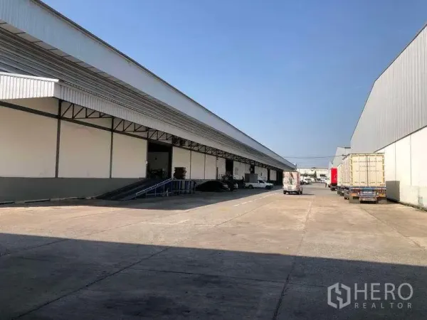 คลังสินค้า ให้เช่าในMueang Samut Prakan, Samut Prakan - คลังสินค้าแนวยาวมีหลังคาคลุมท่าขนถ่ายและลานจอดรถบรรทุก