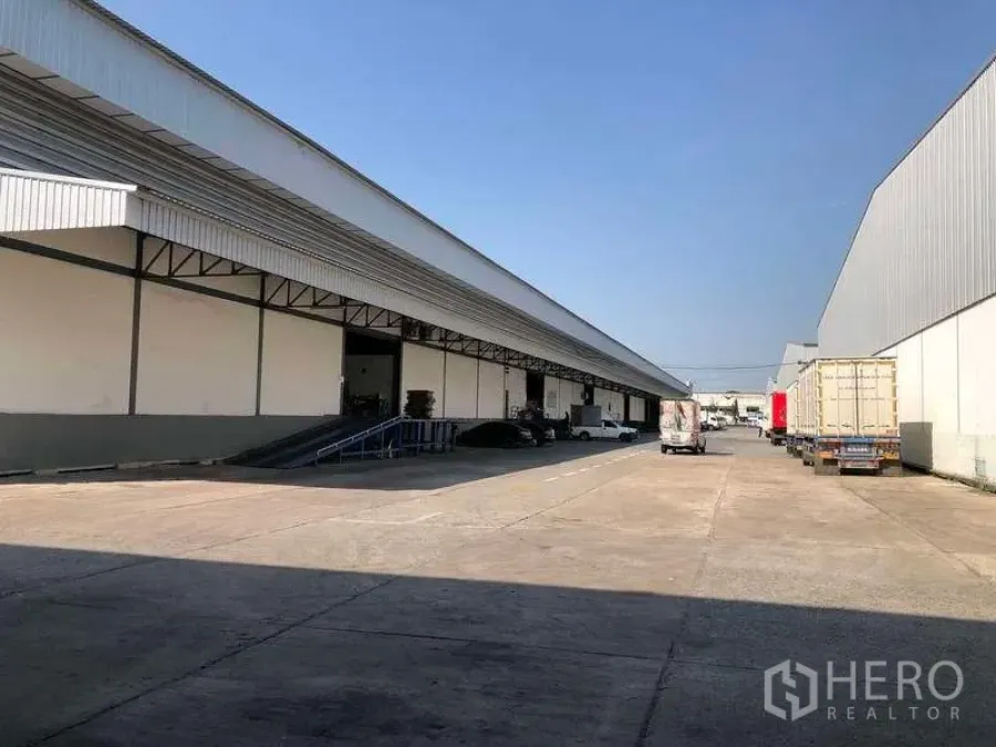 คลังสินค้า ให้เช่าในMueang Samut Prakan, Samut Prakan - คลังสินค้าแนวยาวมีหลังคาคลุมท่าขนถ่ายและลานจอดรถบรรทุก