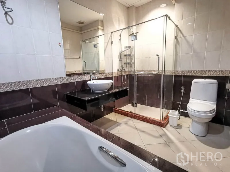ทาวน์เฮาส์ ให้เช่าหรือขายในYan Nawa, Bangkok - ห้องน้ำมีตู้กระจกอาบน้ำ อ่างอาบน้ำ และอ่างล้างหน้าโมเดิร์น