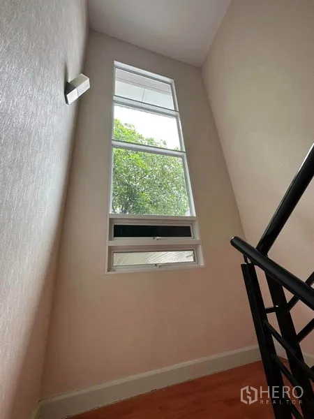 独立式住宅 出售在Prawet, Bangkok - 楼梯间高窗，自然光充足并可见绿意。