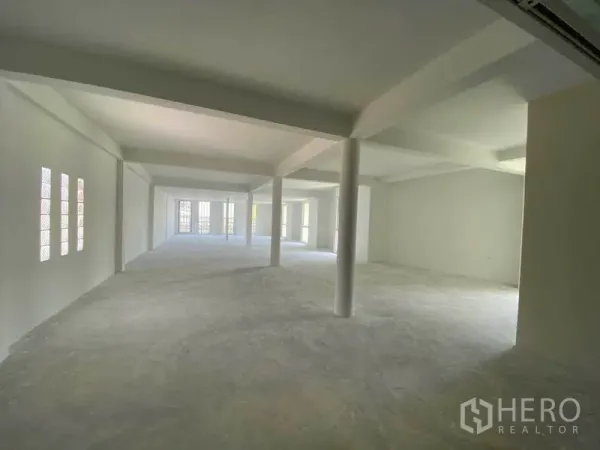 พื้นที่ขายปลีก ให้เช่าในKhlong Toei, Bangkok - ชั้นค้าปลีกกว้าง มีเสารับแรง และช่องหน้าต่างด้านข้าง