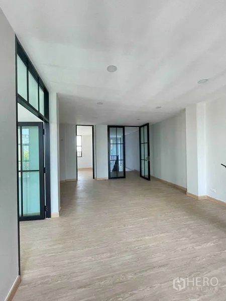 สำนักงานที่บ้าน ให้เช่าในBang Kapi, Bangkok - โถงสำนักงานพร้อมประตูกระจกหลายบานและพื้นลายไม้.