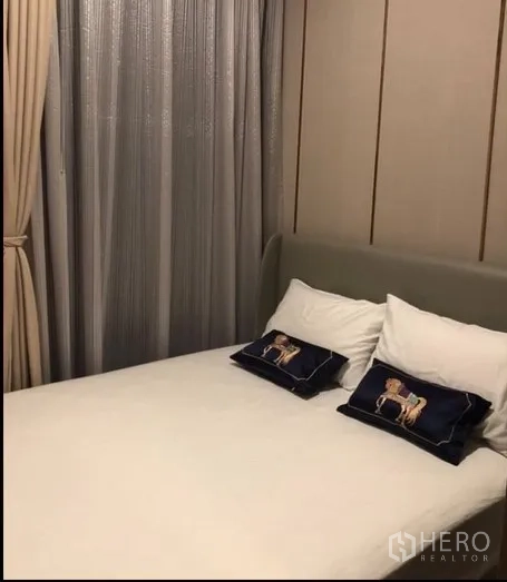 คอนโด ให้เช่าในWatthana, Bangkok - ห้องนอนที่สองพร้อมเตียงคู่ ผ้าม่านหนา และโทนสีอบอุ่น