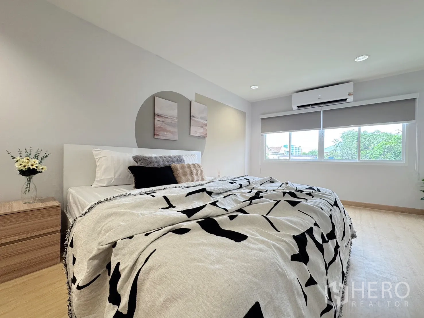 Detached House for rent - Bright bedroom with flowers on the nightstand and large windows.