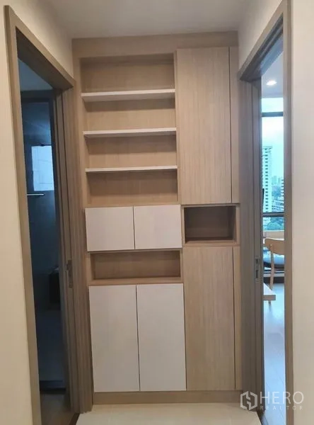 คอนโด ให้เช่าในWatthana, Bangkok - โถงทางเดินพร้อมชั้นวางของและตู้บิวท์อินระหว่างสองห้อง