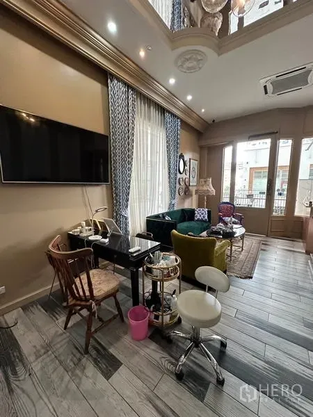 พื้นที่ขายปลีก ให้เช่าในKhlong Toei, Bangkok - ภายในซาลอนตกแต่งพร้อม เพดานสูง ทีวี โต๊ะทำเล็บ ที่นั่ง และหน้าต่างแบบเต็มผนัง