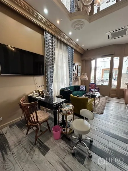 พื้นที่ขายปลีก ให้เช่าในKhlong Toei, Bangkok - ภายในซาลอนตกแต่งพร้อม เพดานสูง ทีวี โต๊ะทำเล็บ ที่นั่ง และหน้าต่างแบบเต็มผนัง