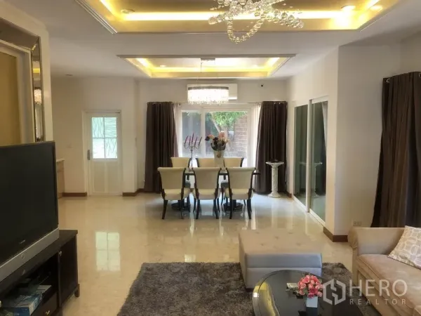 独立式住宅 出租或出售在Pak Kret, Nonthaburi - 客餐厅一体空间，水晶吊灯与大窗，地面光洁