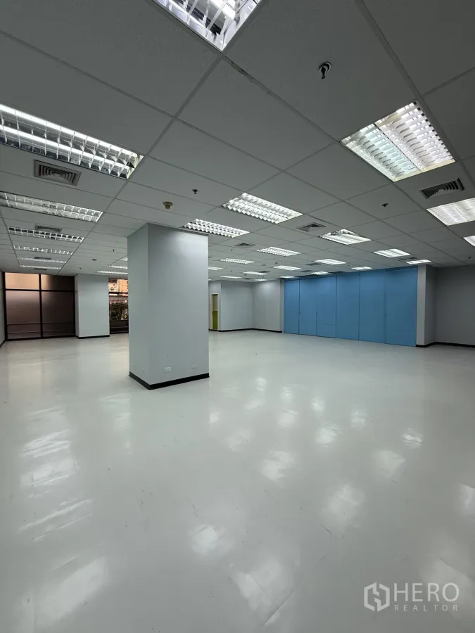 零售空间 出租在Bang Rak, Bangkok - 宽敞的开放式零售/办公空间，白色地面与格栅吊顶荧光灯，中间有立柱