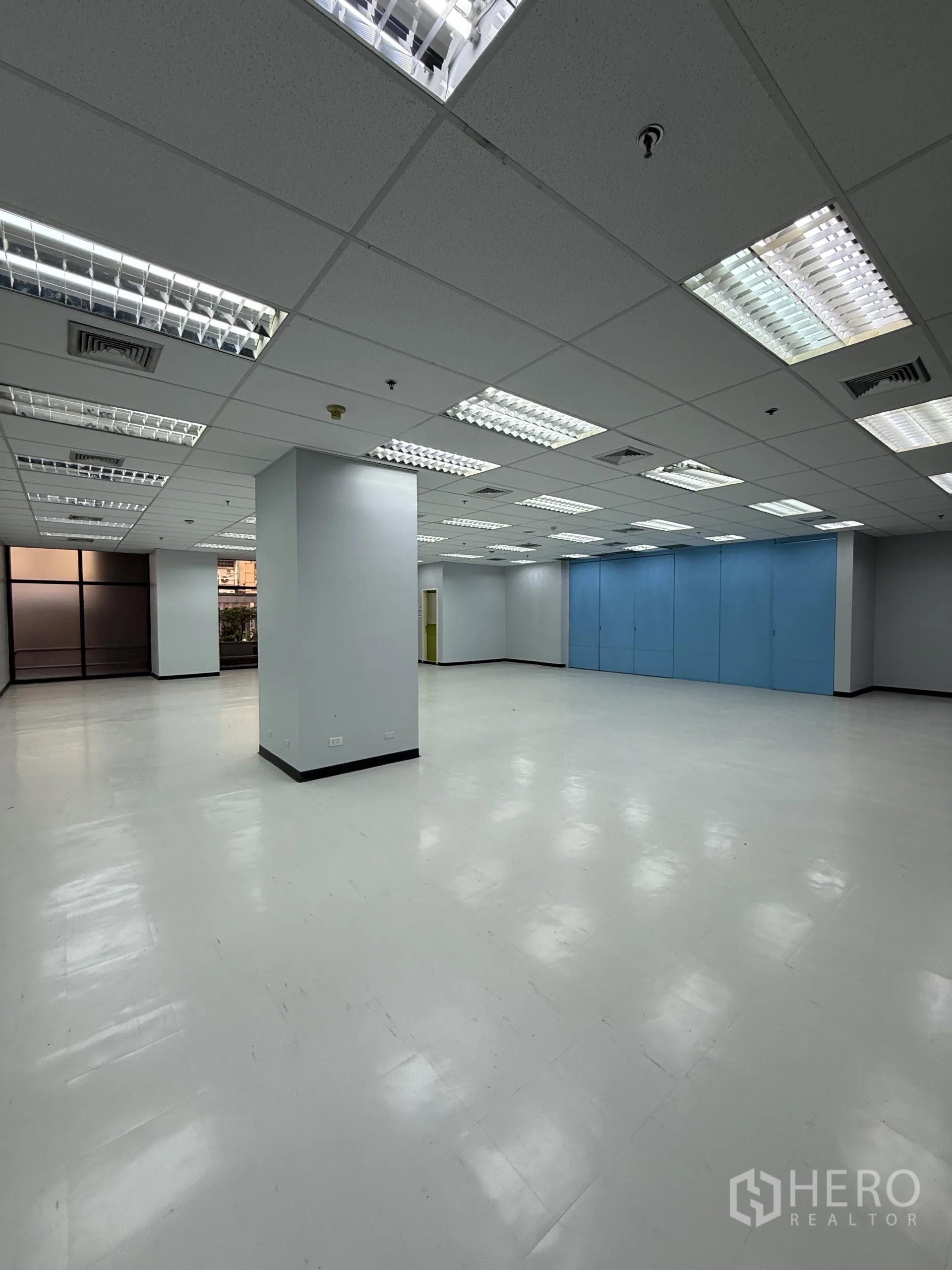 零售空间 出租在Bang Rak, Bangkok - 宽敞的开放式零售/办公空间，白色地面与格栅吊顶荧光灯，中间有立柱