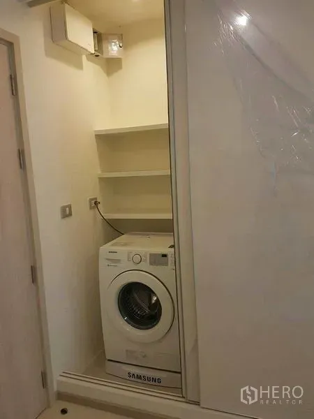คอนโด ให้เช่าในKhlong Toei, Bangkok - ตู้ซักผ้าในห้อง พร้อมชั้นวางของบิวท์อินแบบหน้าตรง