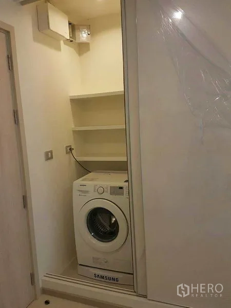 คอนโด ให้เช่าในKhlong Toei, Bangkok - ตู้ซักผ้าในห้อง พร้อมชั้นวางของบิวท์อินแบบหน้าตรง
