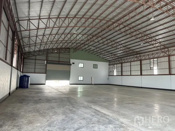 工厂 出租或出售在Sai Noi, Nonthaburi - 清爽通透的生产空间，侧墙百叶通风窗与平整地面。