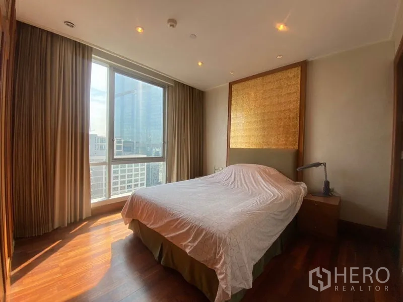 公寓 出租在Sathon, Bangkok - 客卧带大窗与城市景观，木地板。