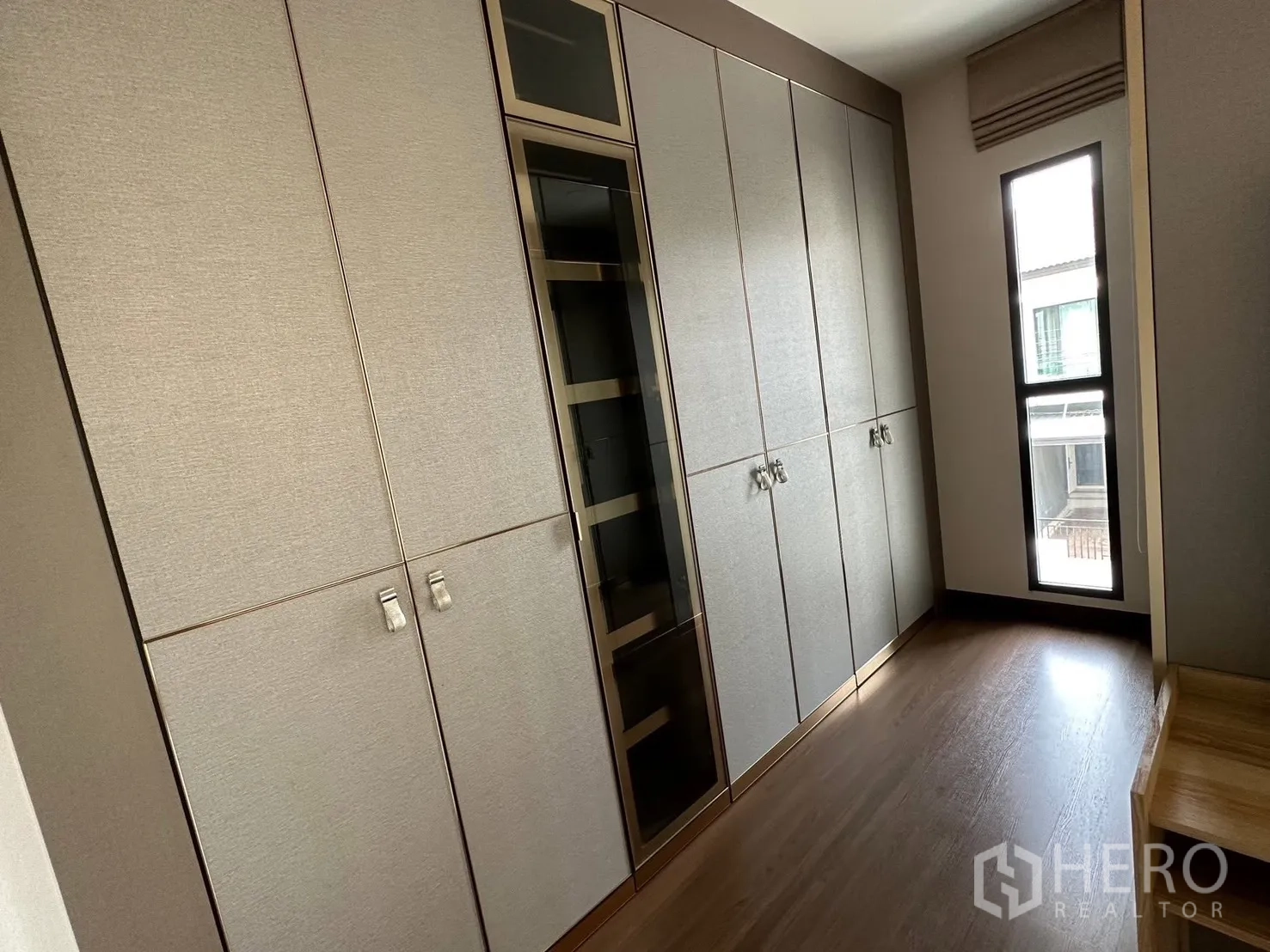 独栋房屋 for rent in Bang Phli, Samut Prakan - 更衣间设到顶衣柜与狭长窗户。