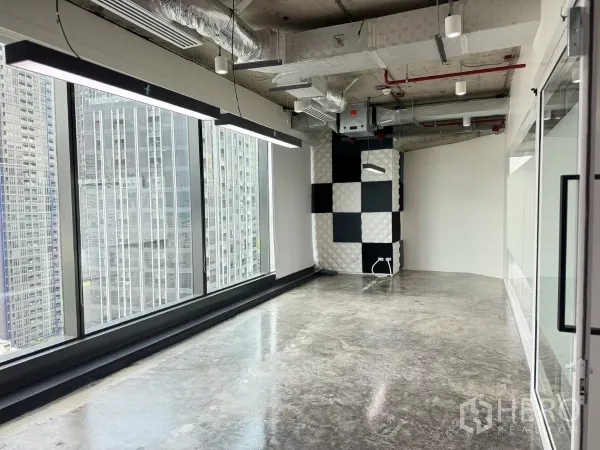 办公空间 出租在Din Daeng, Bangkok - 明亮办公区，线性吊灯、外露天花与城市全景。