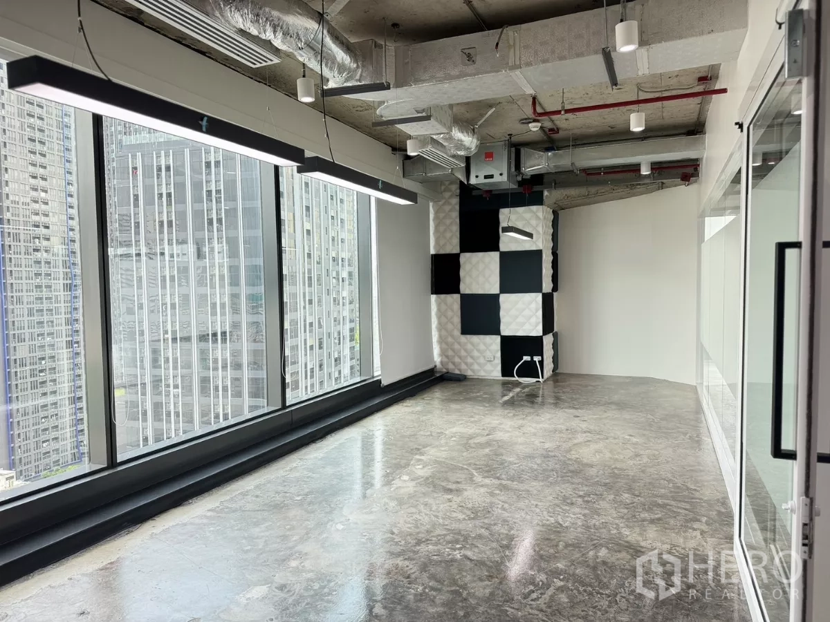 办公空间 出租在Din Daeng, Bangkok - 明亮办公区，线性吊灯、外露天花与城市全景。