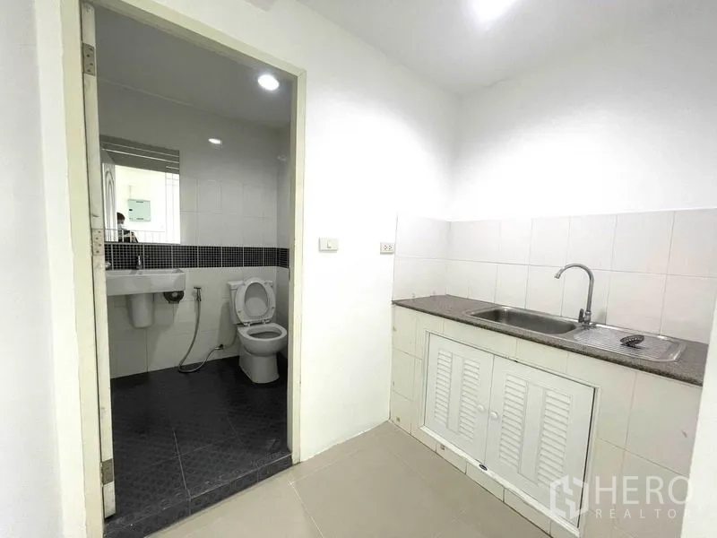 สำนักงาน ให้เช่าในKhlong Toei, Bangkok - แพนทรีพร้อมอ่างล้างจานติดกับห้องน้ำภายในสำนักงาน