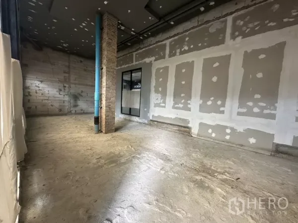 พื้นที่ขายปลีก ให้เช่าในKhlong Toei, Bangkok - พื้นที่โล่งผนังยิปซัมพื้นคอนกรีต มีเสาก่ออิฐ เหมาะปรับแต่งผังได้ยืดหยุ่น