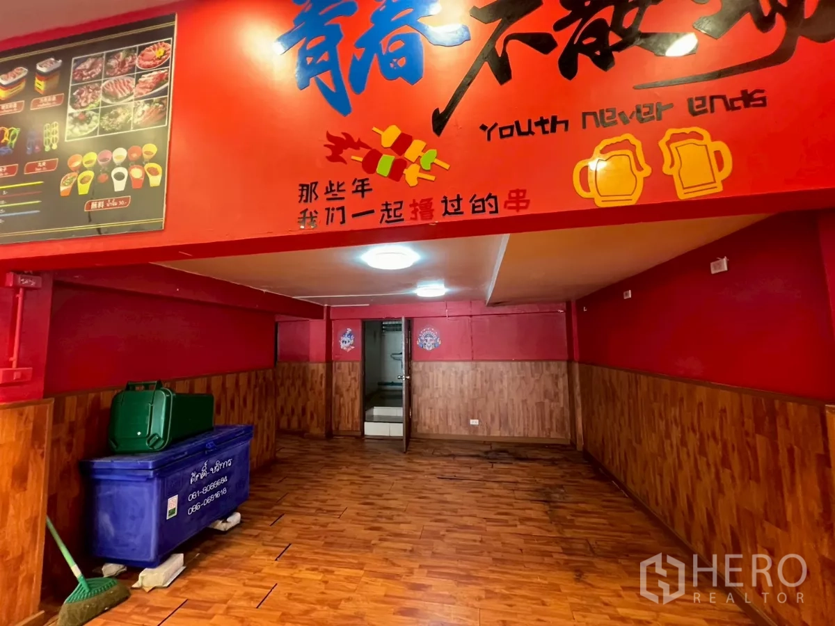 อาคารพาณิชย์ ให้เช่าในWatthana, Bangkok - โถงชั้นล่างพื้นไม้ พร้อมป้ายตัวอักษรสีแดงโดดเด่น