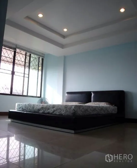 联排别墅 出售在Phra Khanong, Bangkok - 宽敞卧室，吊顶、落地窗与瓷砖地面