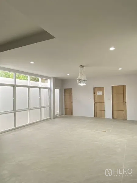 สำนักงานที่บ้าน ให้เช่าหรือขายในSuan Luang, Bangkok - ห้องโล่งผนังกระจกเต็มความสูง มีประตูภายใน 3 บาน และไฟดาวน์ไลท์