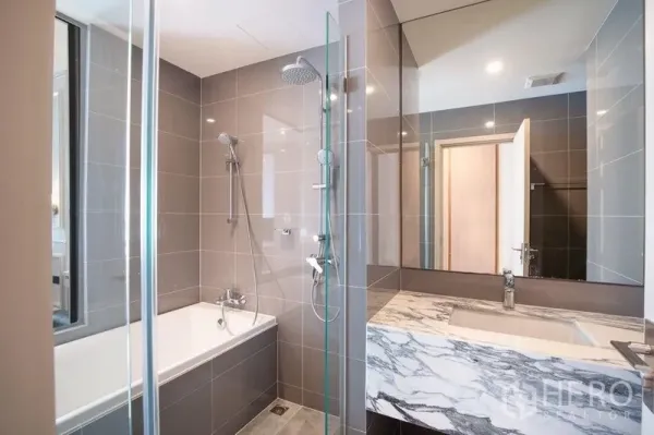 คอนโด ให้เช่าในRatchathewi, Bangkok - ห้องน้ำสมัยใหม่ กระเบื้องเทา พร้อมเรนชาวเวอร์ อ่างอาบน้ำ และเคาน์เตอร์หินอ่อน